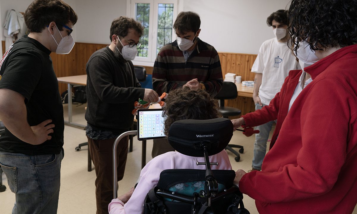 grupo de personas con y sin discapacidad testeando producto de apoyo impreso en 3D