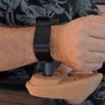 Persona utilizando un joystick para silla de ruedas impreso en 3D