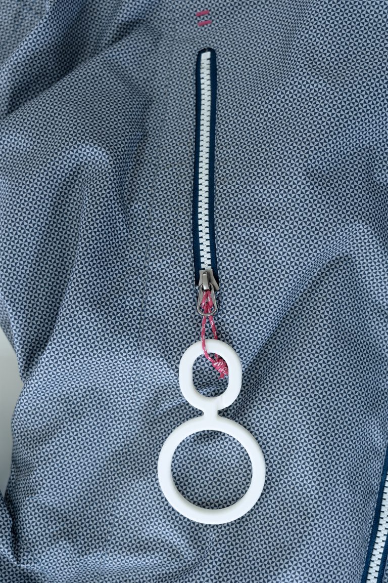Personalized zipper puller adapted to the motor skills 