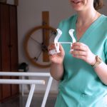 Profesional de Tercera Actividad sujetando un producto de apoyo impreso en 3D