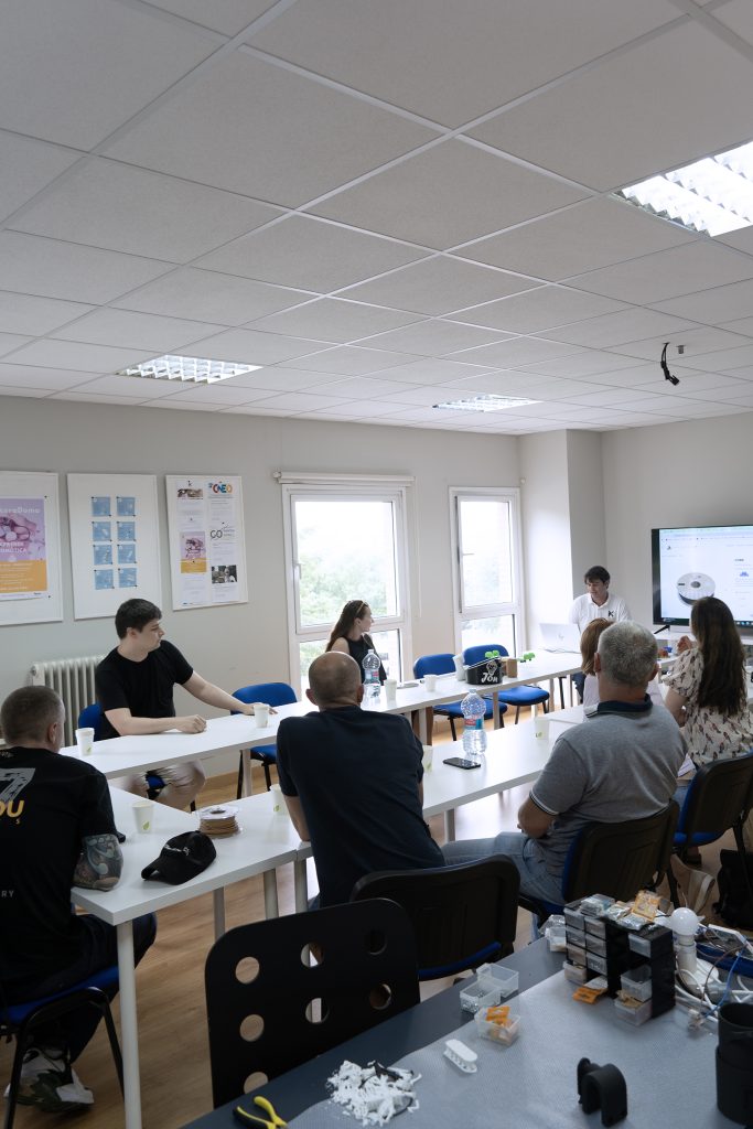 grupo de personas en búsqueda activa de empleo visita la oficina de 3dlan