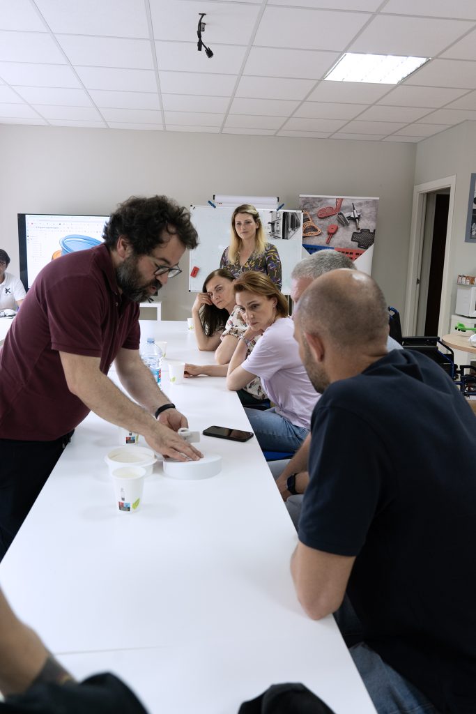 grupo de personas en búsqueda activa de empleo visita la oficina de 3dlan