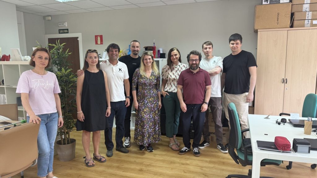 grupo de personas en búsqueda activa de empleo visita la oficina de 3dlan