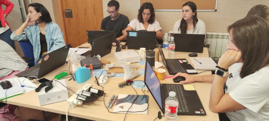 Personal de Fundación APASCOVID durante la formación de impresión 3D de productos de apoyo de 3DLAN