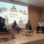 Mesa redonda durante la VIII Jornada de Diseño y Cerámica dedicada al diseño social inclusivo, celebrada en la Escola Superior de Ceràmica de l’Alcora. Varias personas conversan en el escenario mientras el público asiste a la charla. En la pantalla del fondo aparece el cartel con el nombre del evento y los participantes.