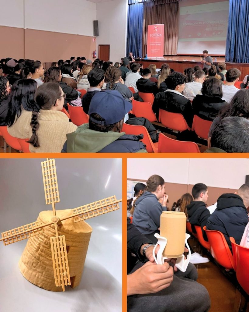 En la parte superior, alumnado sentado en un auditorio del Centro de Formación Sopeña de Bilbao, escuchando una charla impartida por dos ponentes de 3DLAN. En la parte inferior izquierda se muestra una maqueta de un molino tradicional impresa en 3D en color beige, con aspas detalladas. En la parte inferior derecha, una persona sostiene una producto de apoyo para llevar botellas en la silla de ruedas impreso en 3D, mientras el resto del alumnado permanece sentado al fondo.