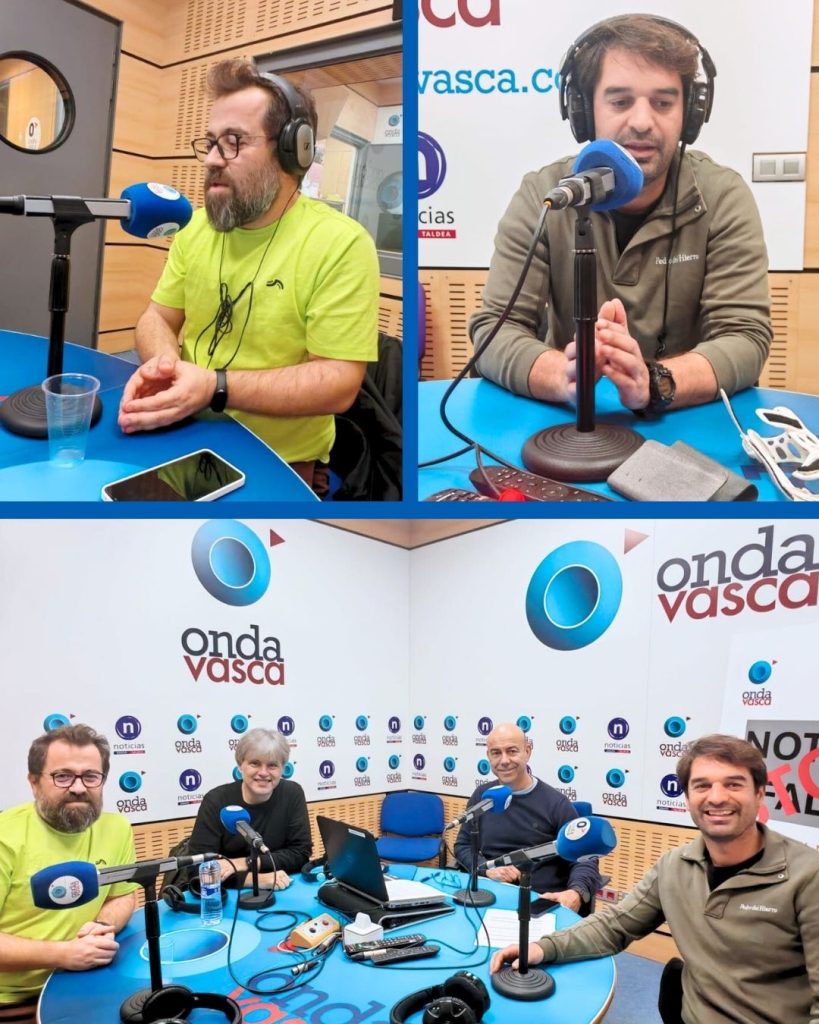 Imagen compuesta de una entrevista en el estudio de radio de Onda Vasca. En la parte superior se ven dos integrantes de 3DLAN hablando ante micrófonos con auriculares puestos. En la parte inferior aparecen cuatro personas sentadas alrededor de una mesa con micrófonos, dos de ellas de 3DLAN, junto a personal del programa. Sobre la mesa hay auriculares, un ordenador portátil y material de grabación, y al fondo se ven los logotipos de Onda Vasca y Onda Vasca Noticias.