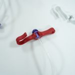 llaves impresas en 3d de color blanco y rojo junto a sonda gástrica y sus conexiones