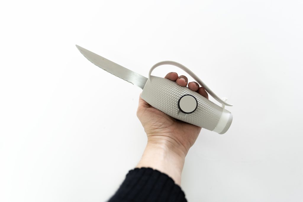 mano sujetando un adaptador de cuchillo impreso en 3D