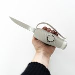 mano sujetando un adaptador de cuchillo impreso en 3D