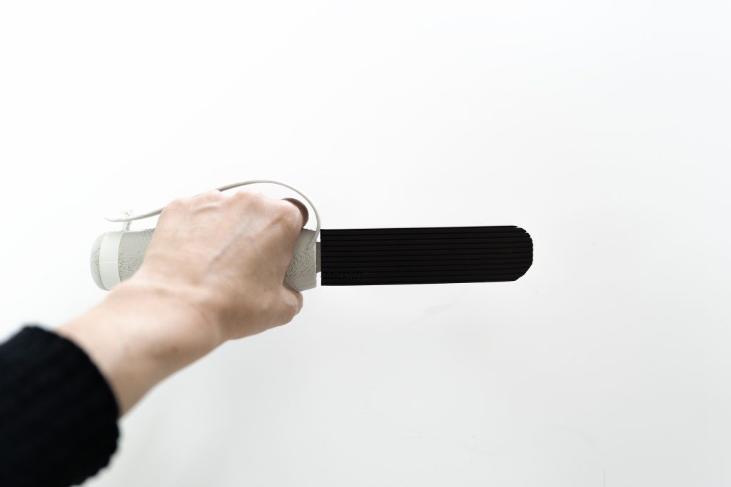 mano utilizando un adaptador de cuchillo impreso en 3D