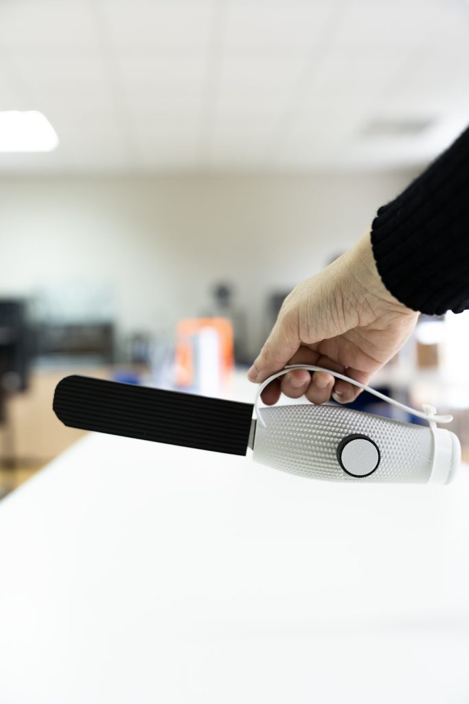 mano sujetando un adaptador de cuchillo impreso en 3D