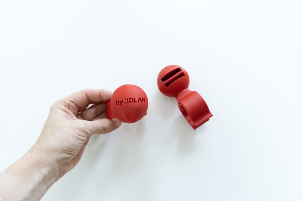 piezas rojas impresas en 3D para anclaje de silla de ruedas