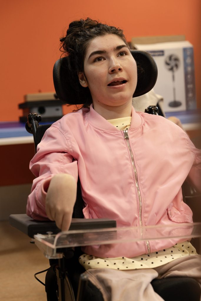 Ioana utilizando el reposabrazos para mesa impreso en foam