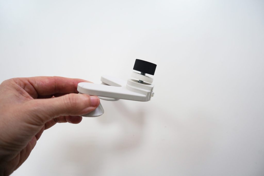 Piezas sujetas por una mano de soporte para tablet de 3DLAN