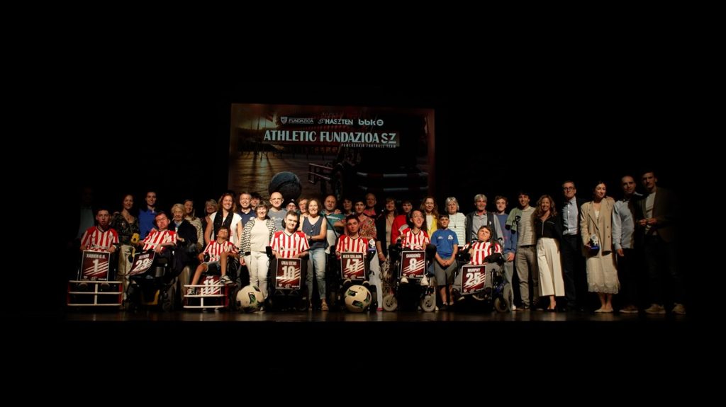 Foto de familia del equipo Athletic Fundazioa SZ con familiares y representantes de las entidades organizadoras.