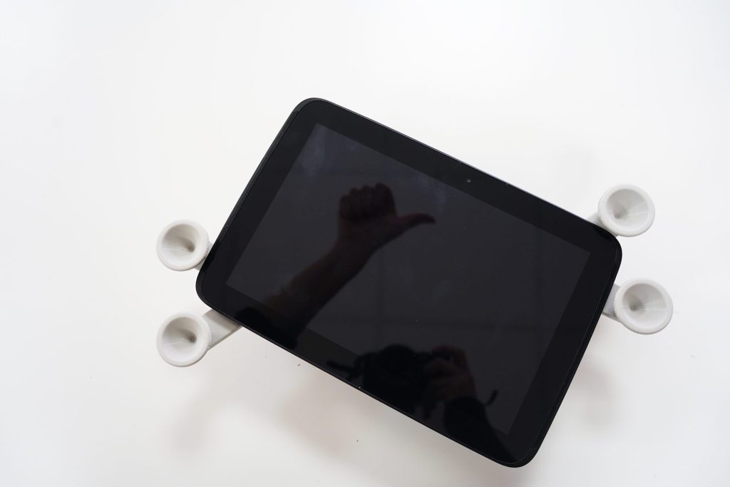 Soporte para tablet impresa en 3D sujetando una tablet