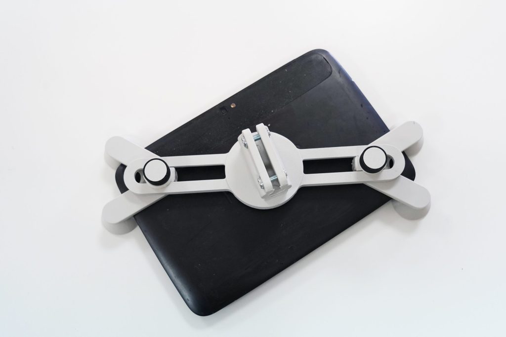 Soporte para tablet impresa en 3D sujetando una tablet