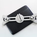 Soporte para tablet impresa en 3D diseñada por 3DLAN, sujetando una tablet