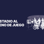 Dibujo en línea blanca sobre fondo azul, donde un grupo de personas, algunas en silla de ruedas, hablan junto a una impresora 3D y un estadio detrás. Junto al texto: Del estadio al terreno de juego.