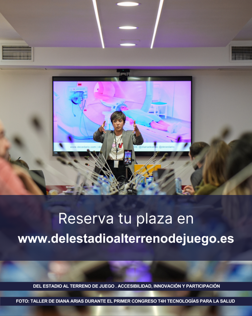 Reserva tu plaza en www.delestadioalterrenodejuego.es. Fotografía de una ponente gesticulando ante un público sentado frente a una mesa con micrófonos, con una pantalla detrás que muestra una imagen médica de un escáner. Del estadio al terreno de juego. Accesibilidad, innovación y participación. Foto: taller de Diana Arias durante el primer Congreso T4H Tecnologías para la salud.