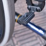 Detalle de parte mecánica de una silla de ruedas con un freno impreso en 3D