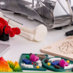 diversos objetos impresos en 3D junto a un ordenador